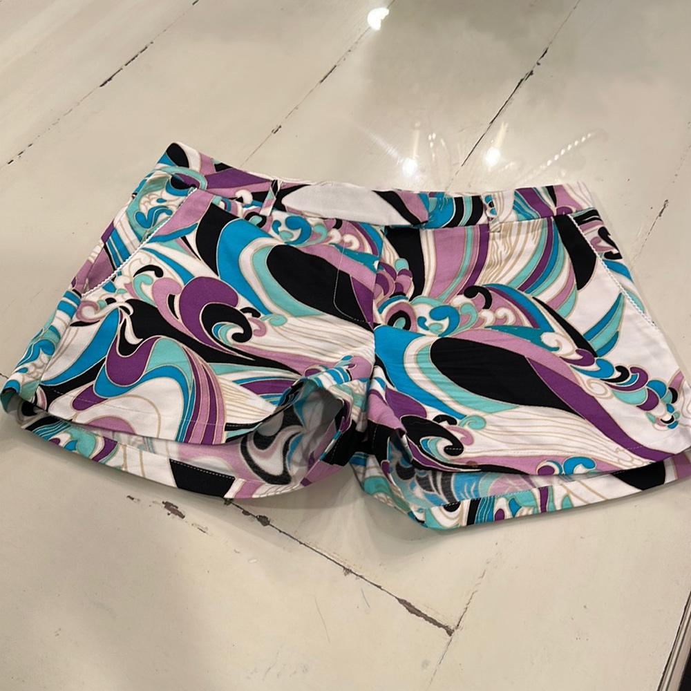 JB by Julie Brown shorts with detailed side pockets. Size 4
